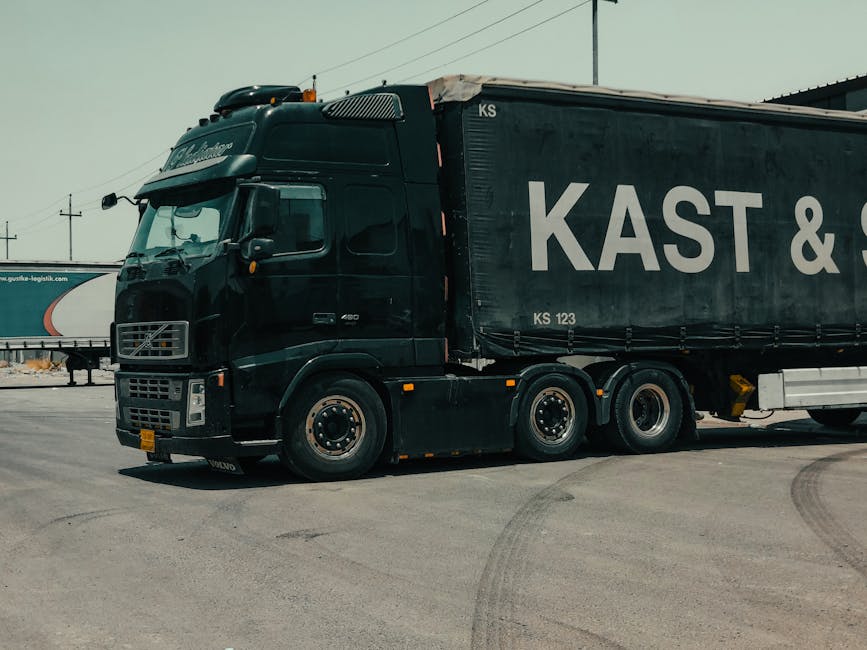 ciężarówka typu direktspedition w trakcie transportu towarów przez Europę